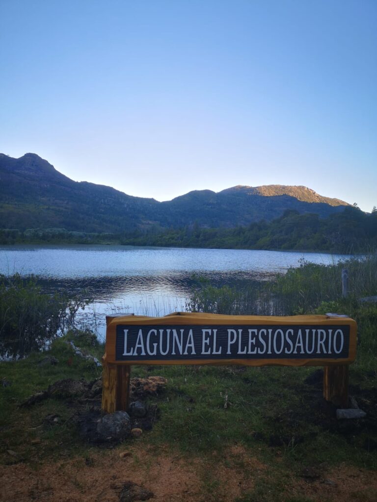 Espectacular vista de la Laguna del Plesiosaurio en El Hoyo, El Pedregoso, Chubut, Patagonia Argentina.